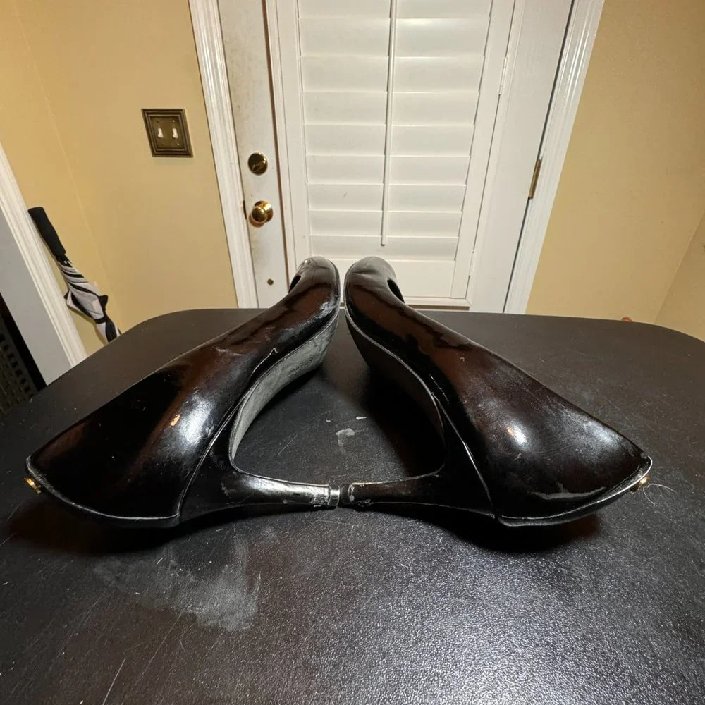 Tory Burch size 10 balck patent leather pumps